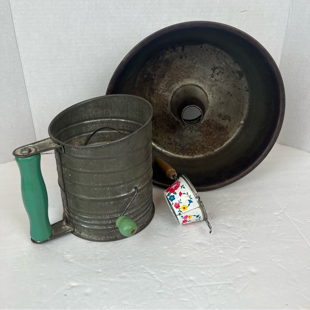 Collection of antique bakeware & kitchenware-prim,kitschy & cottagecore - Picture 3 of 12